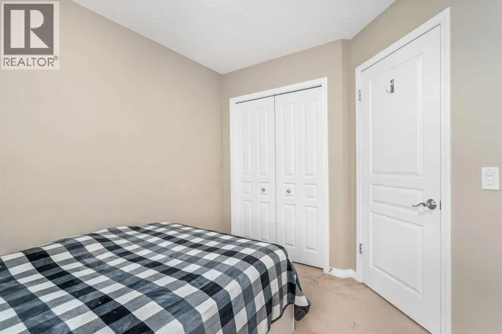 240 Elgin Meadows Gardens SE