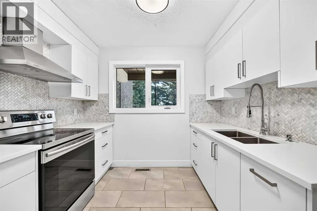 884 EAST CHESTERMERE Drive