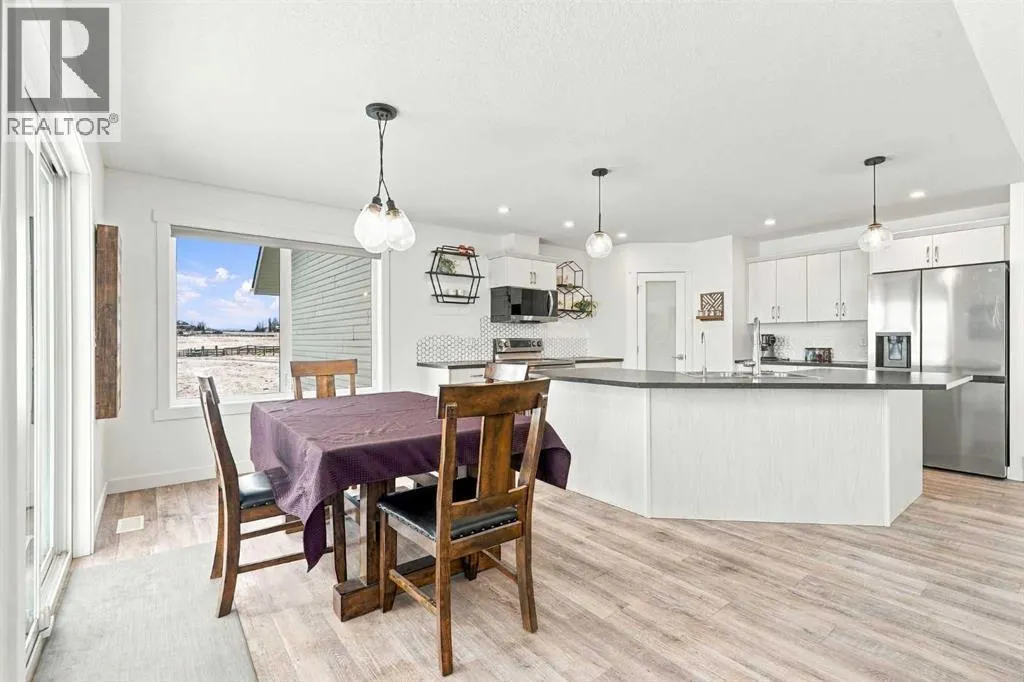387076 2 Street W