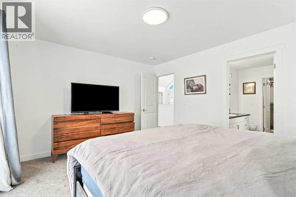 387076 2 Street W
