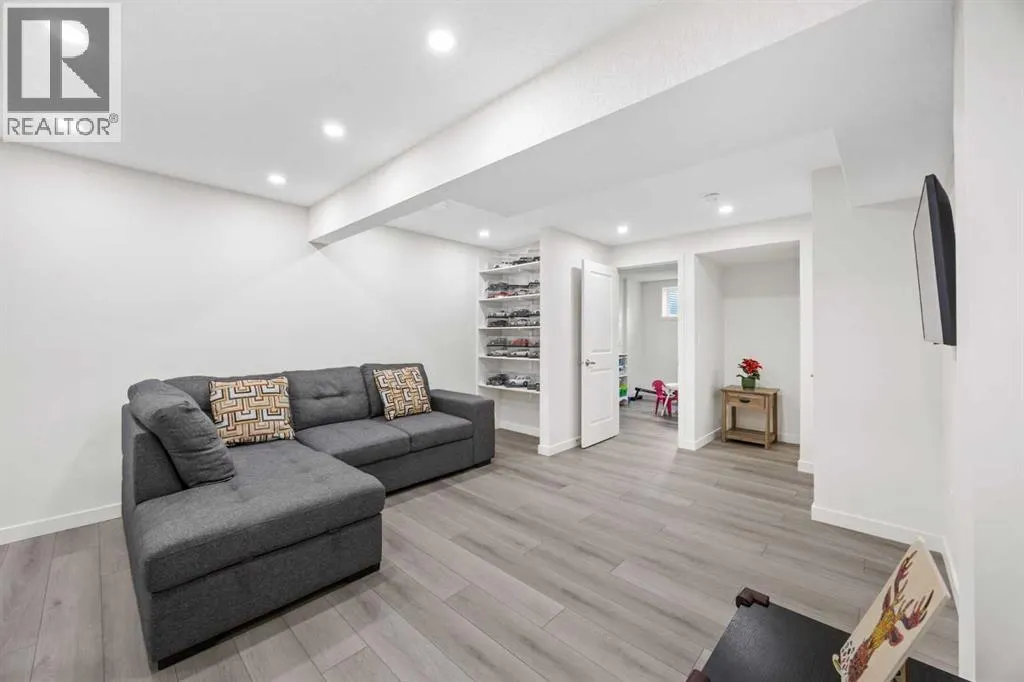 251 Chinook Gate Boulevard SW