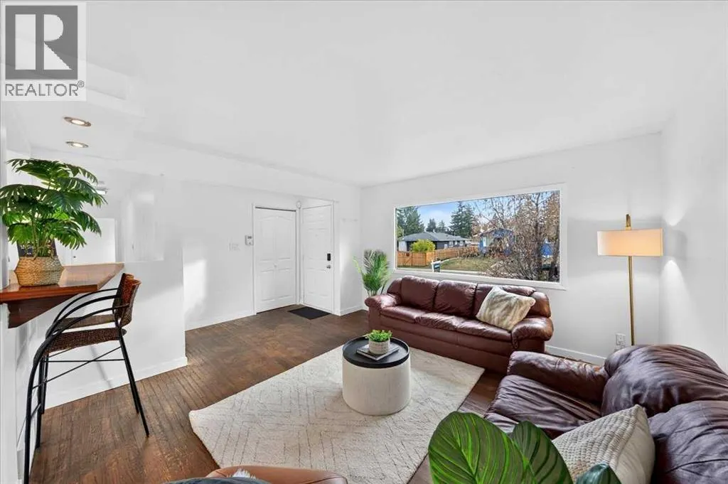 8 Hogarth Crescent SW