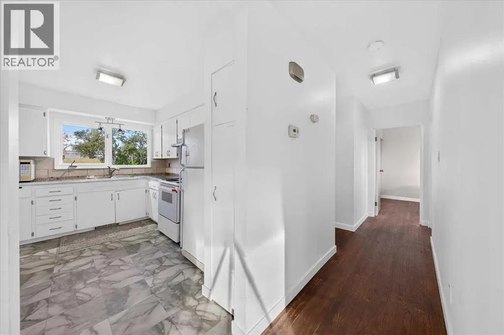 8 Hogarth Crescent SW