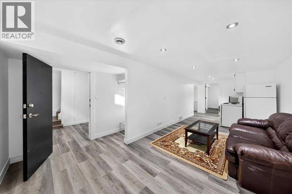 8 Hogarth Crescent SW