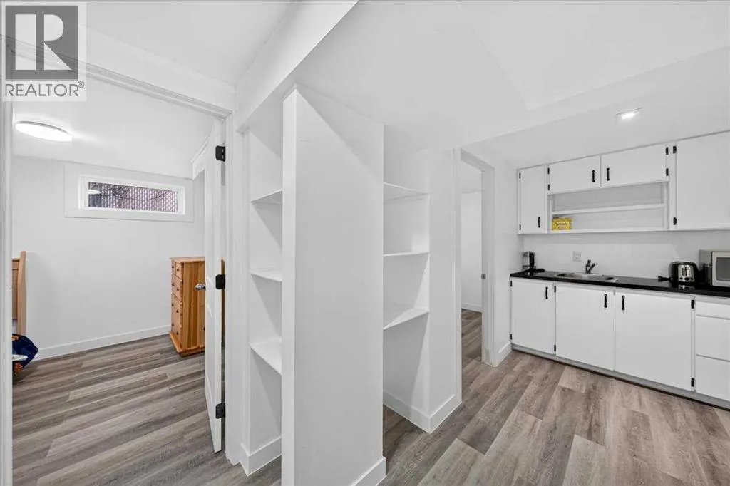 8 Hogarth Crescent SW