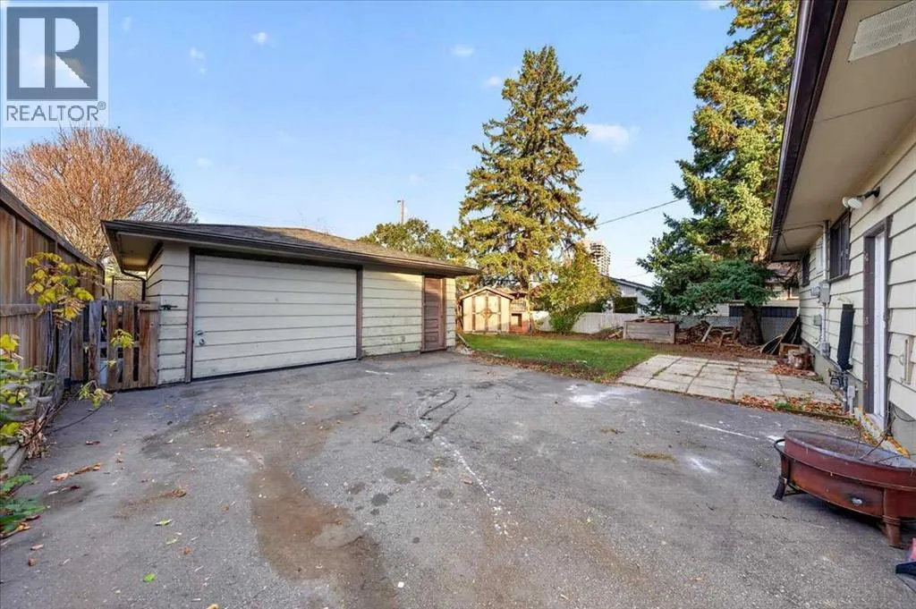 8 Hogarth Crescent SW