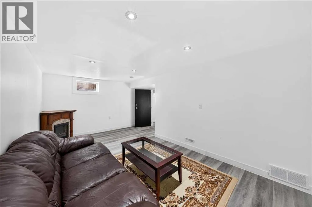 8 Hogarth Crescent SW