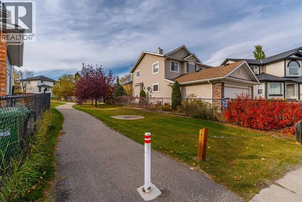 202 Panorama Hills Close NW