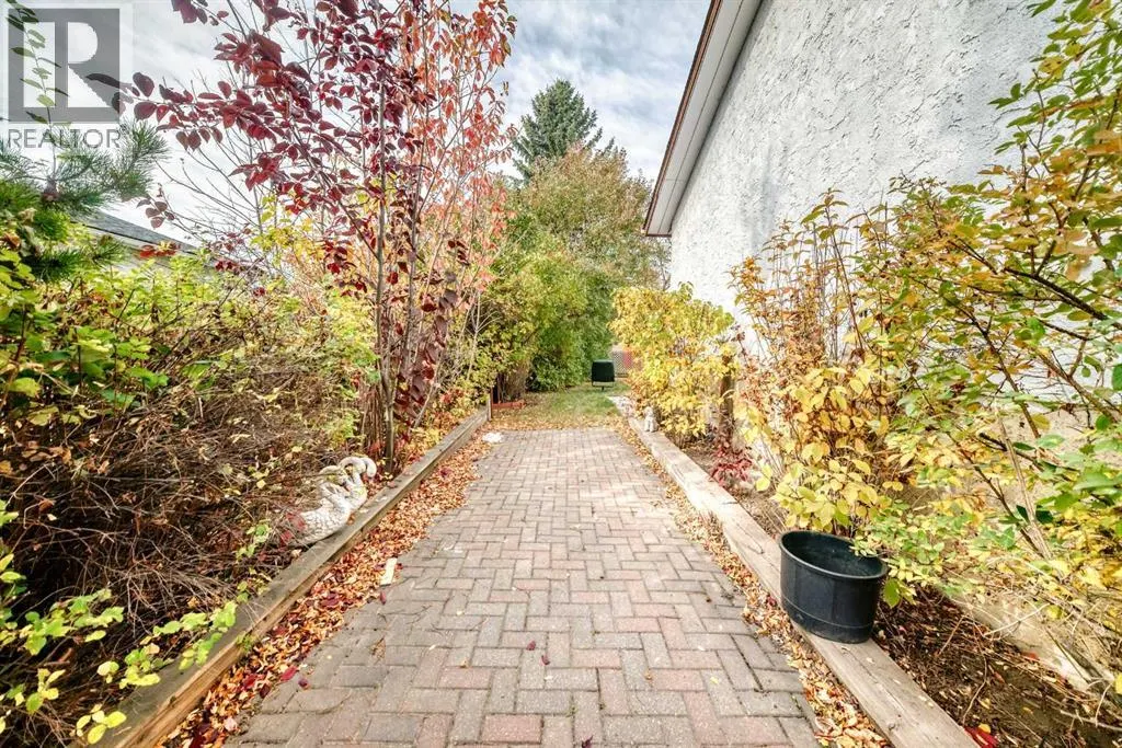 856 Rundlecairn Way NE