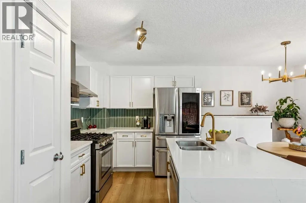 242 Cougar Plateau Mews SW