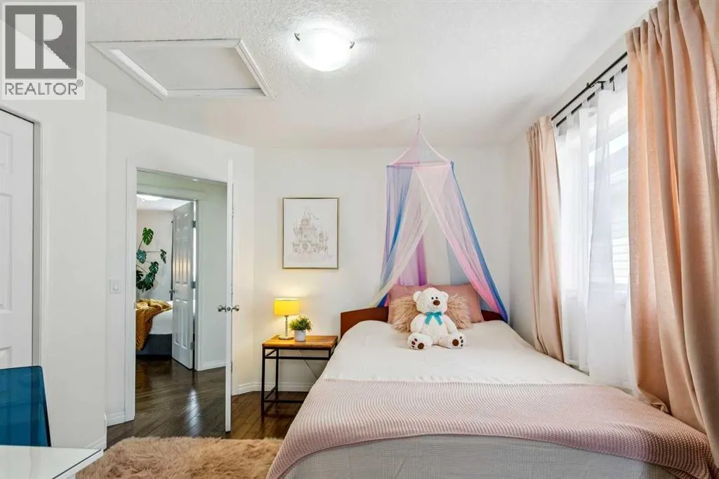 242 Cougar Plateau Mews SW