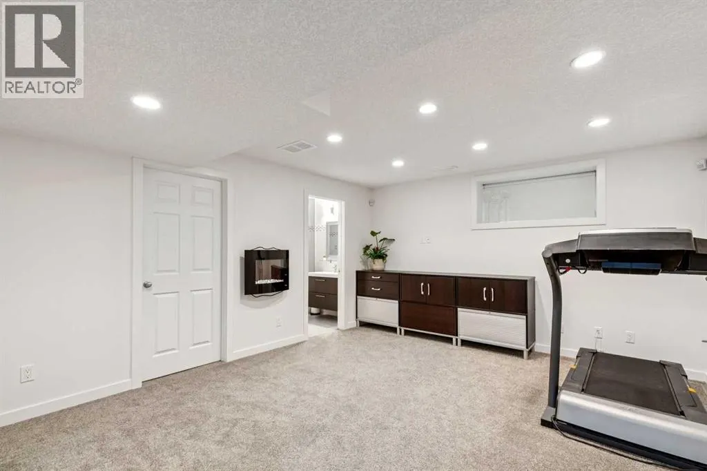 242 Cougar Plateau Mews SW