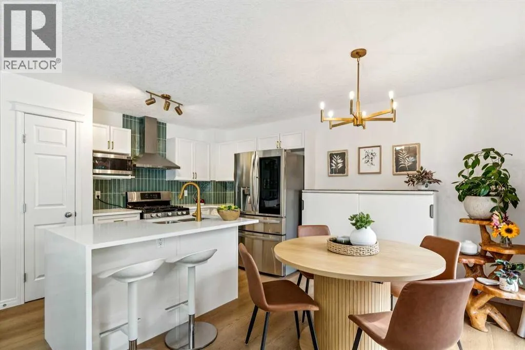 242 Cougar Plateau Mews SW