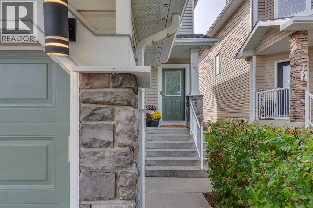 242 Cougar Plateau Mews SW