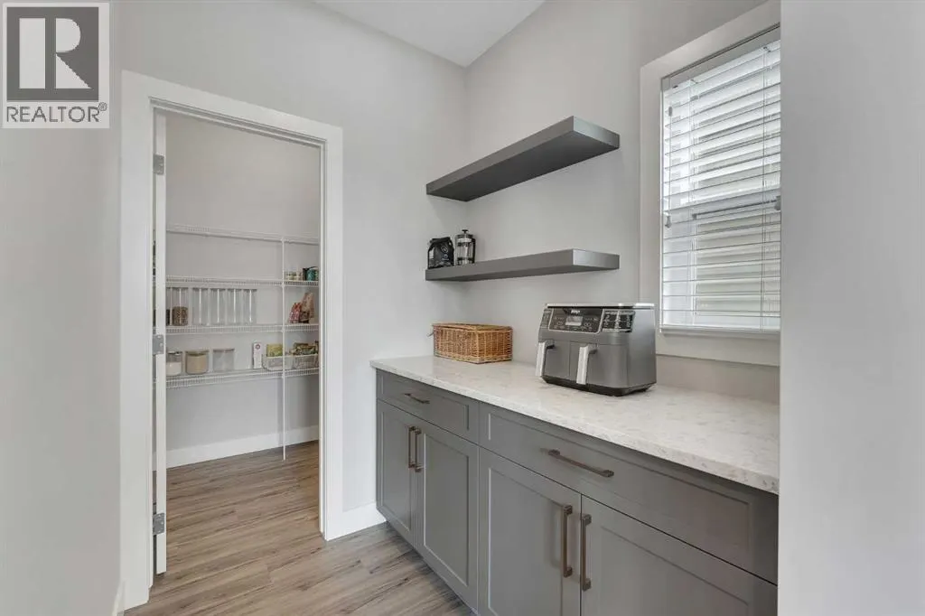81 Carringvue Manor NW