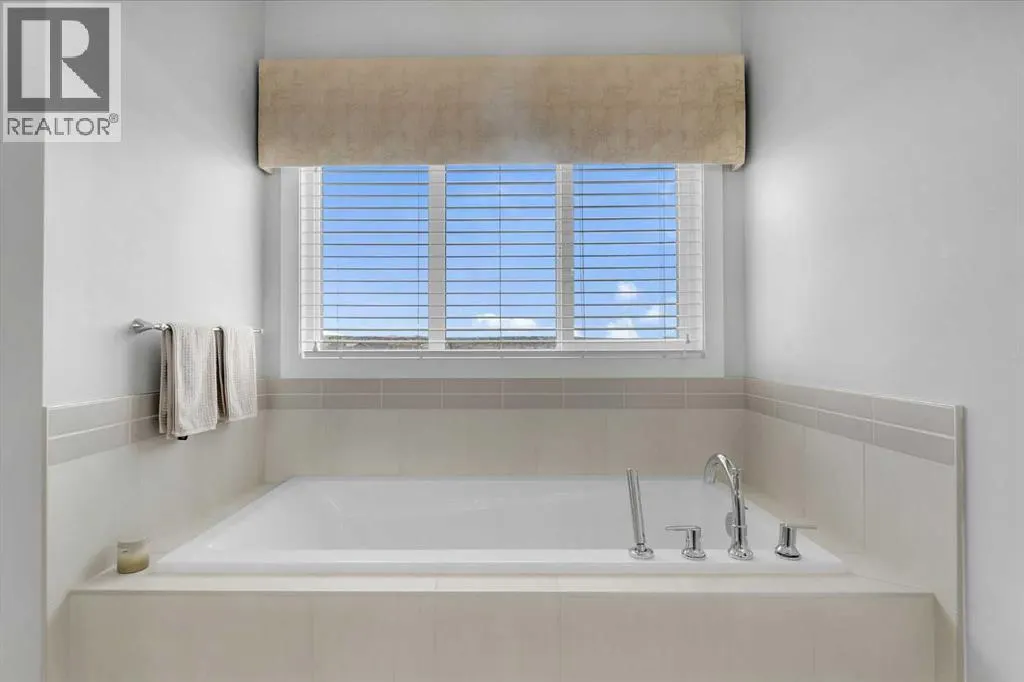 81 Carringvue Manor NW