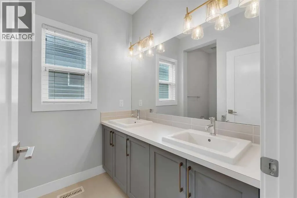 81 Carringvue Manor NW