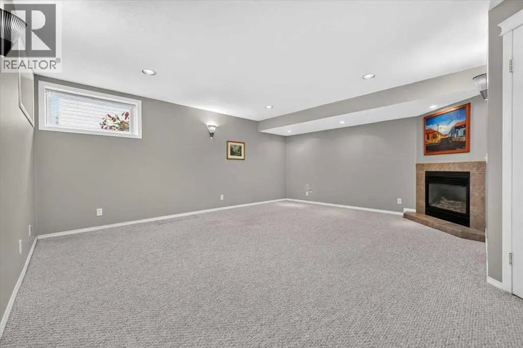 26 Saddlemead Way NE