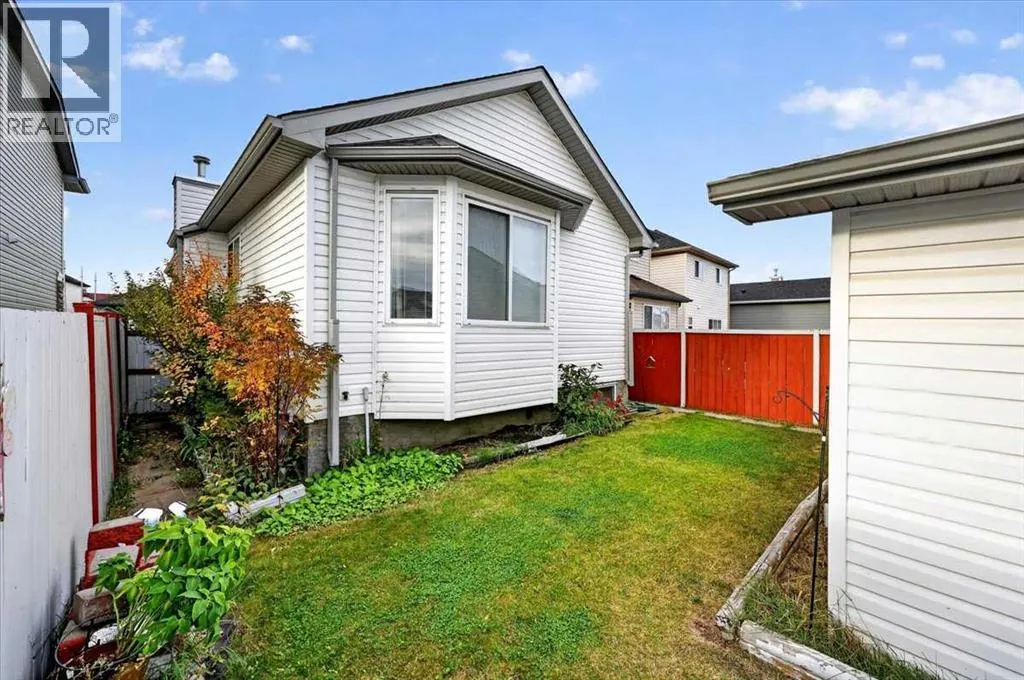 26 Saddlemead Way NE