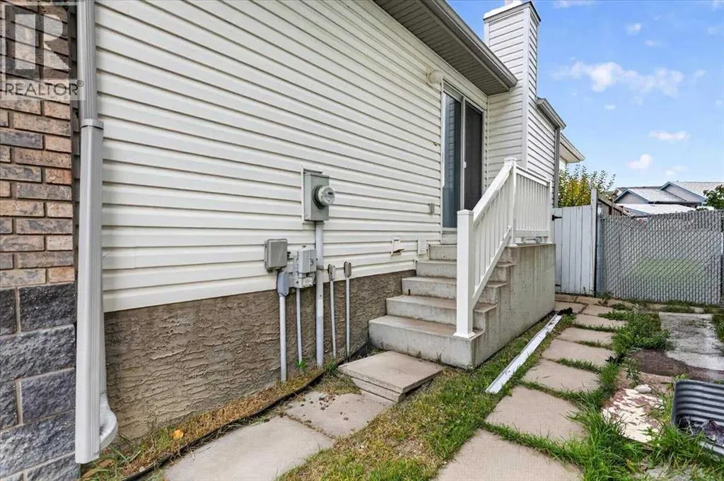 26 Saddlemead Way NE
