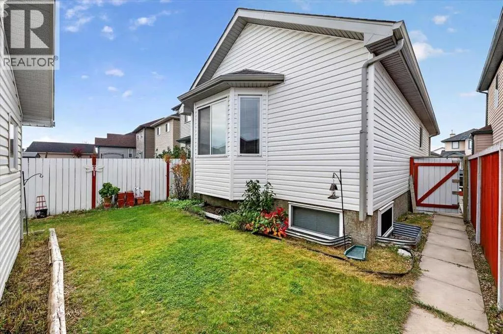 26 Saddlemead Way NE