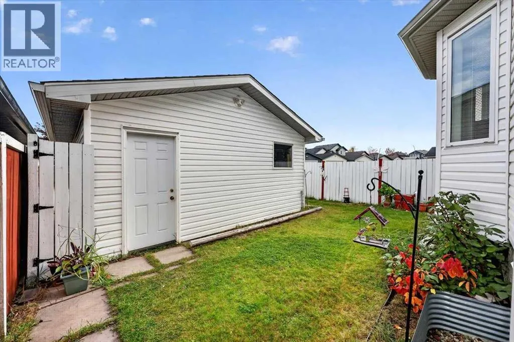 26 Saddlemead Way NE