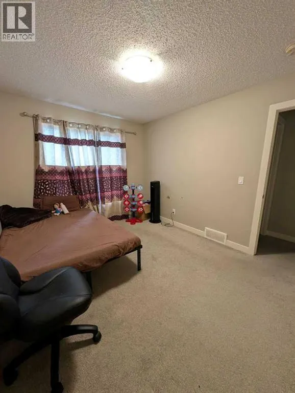 242 Savanna Close NE