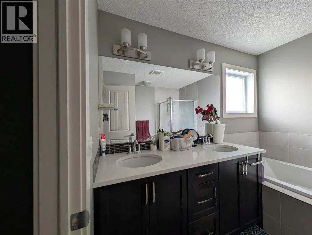 242 Savanna Close NE