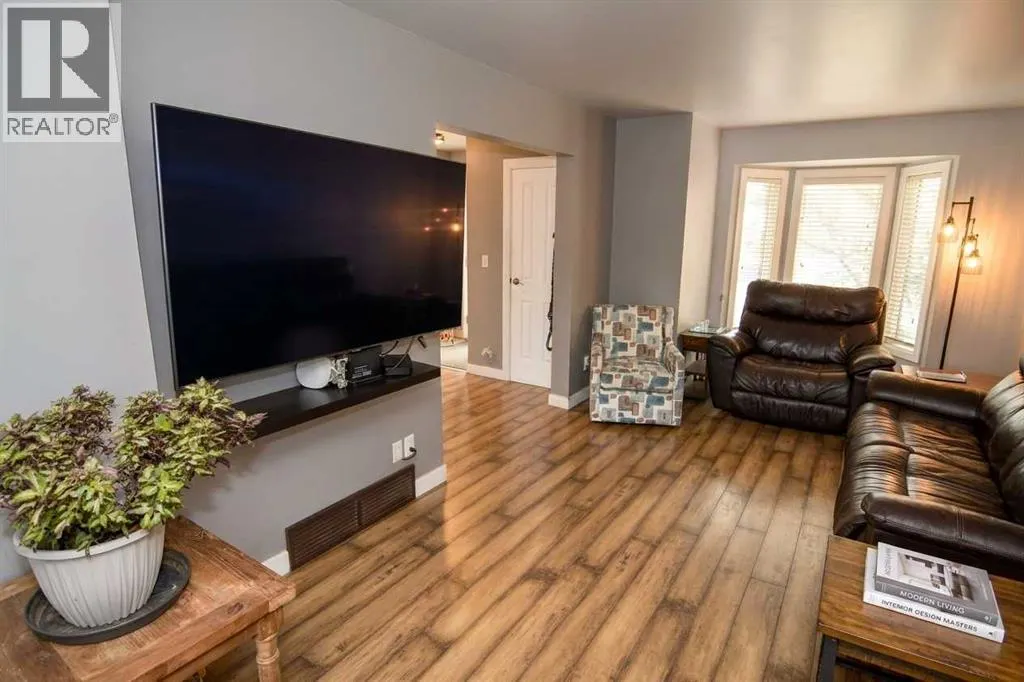 100 Coach Manor Rise SW