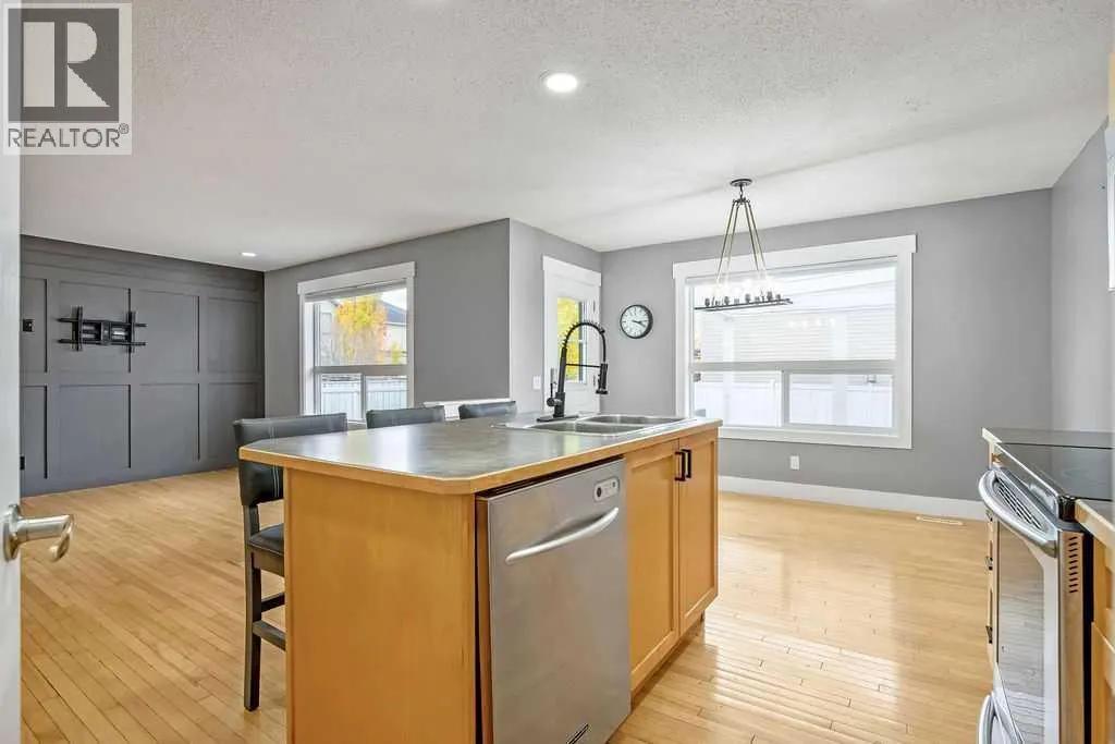 195 Cranwell Crescent SE