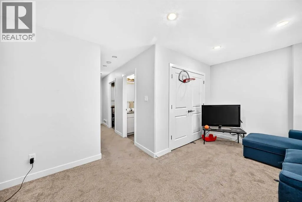 4, 69 Aquitania Circle W