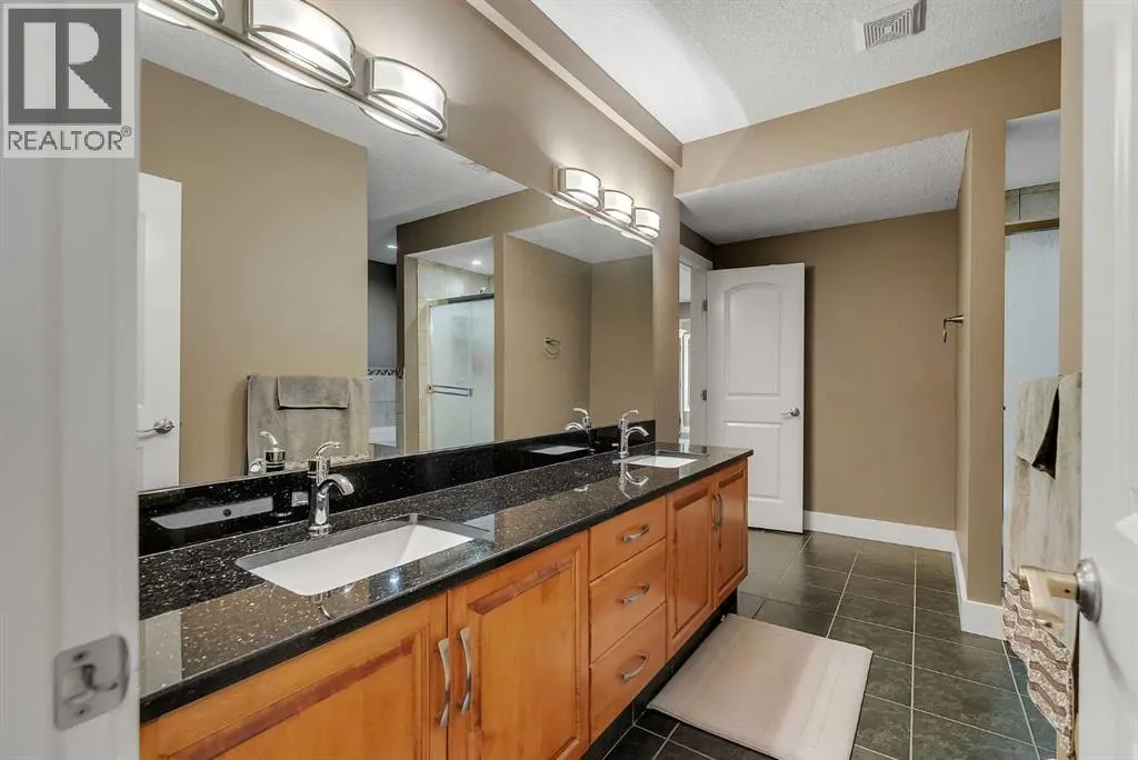 220 East Lakeview Place