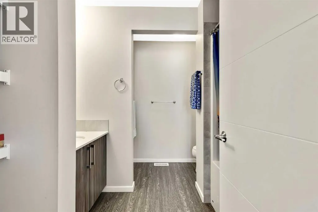 203, 245 Redstone Walk NE