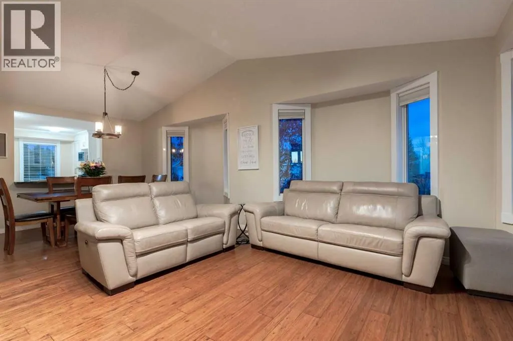 4 ARBOUR CLIFF Court NW