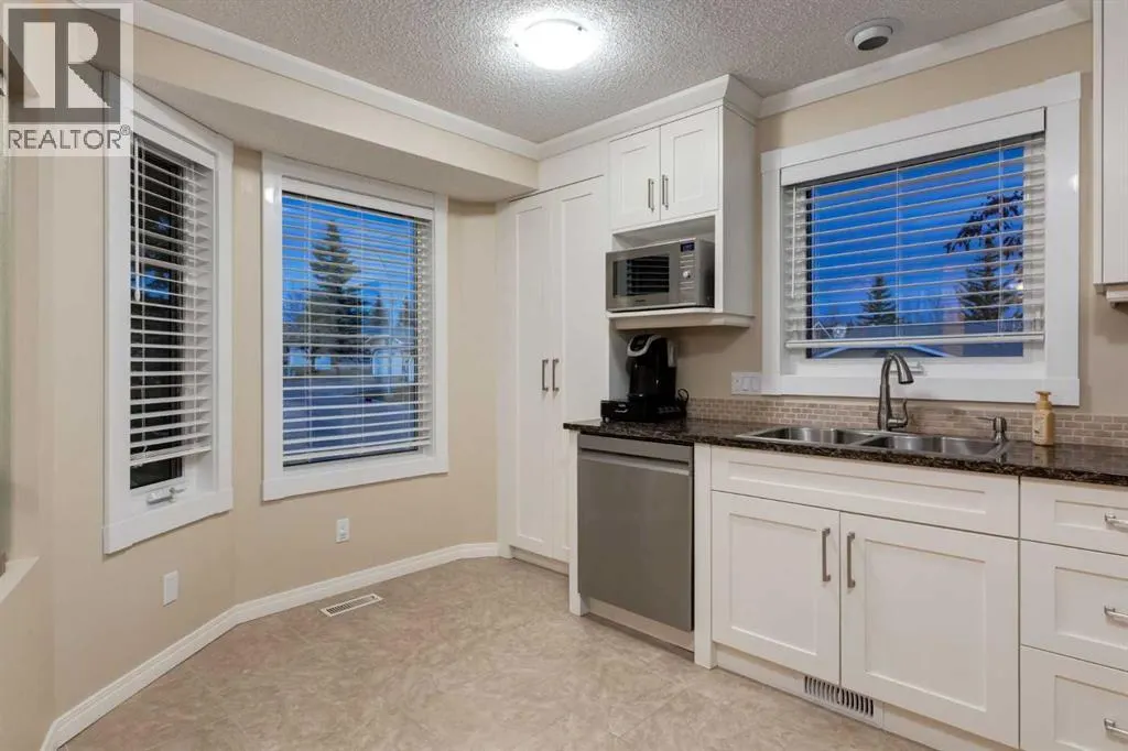 4 ARBOUR CLIFF Court NW