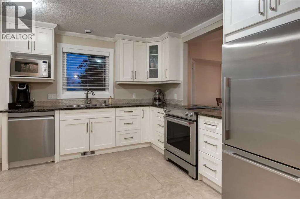 4 ARBOUR CLIFF Court NW