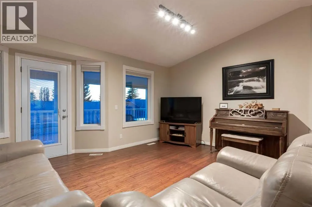 4 ARBOUR CLIFF Court NW