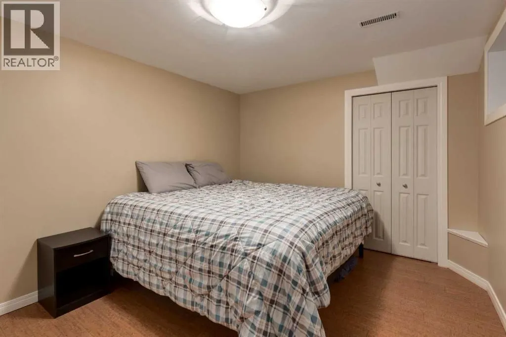 4 ARBOUR CLIFF Court NW