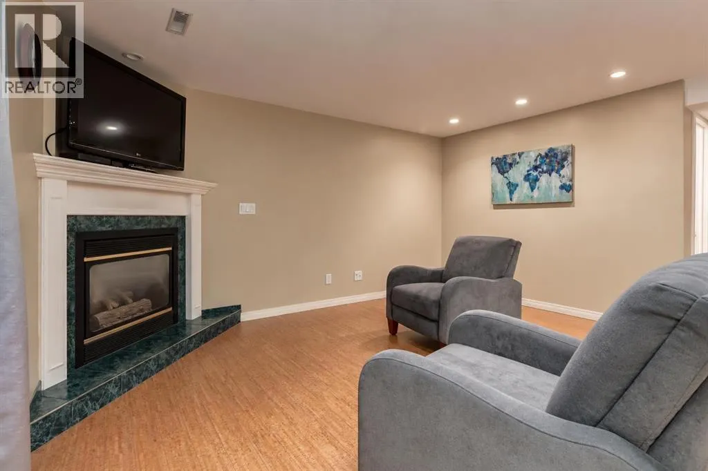 4 ARBOUR CLIFF Court NW