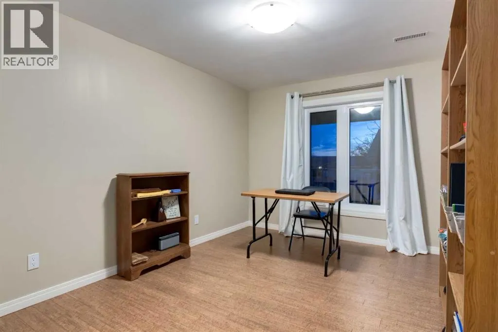 4 ARBOUR CLIFF Court NW