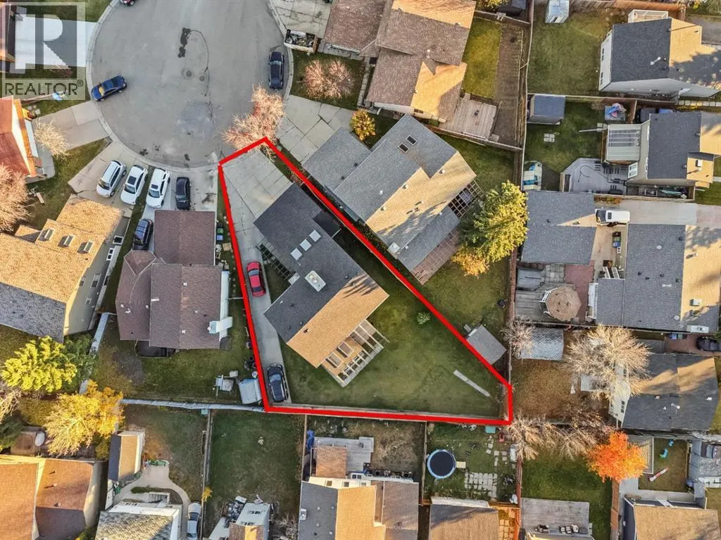32 Castleglen Court NE