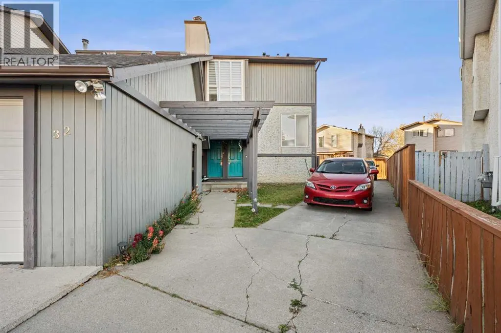 32 Castleglen Court NE