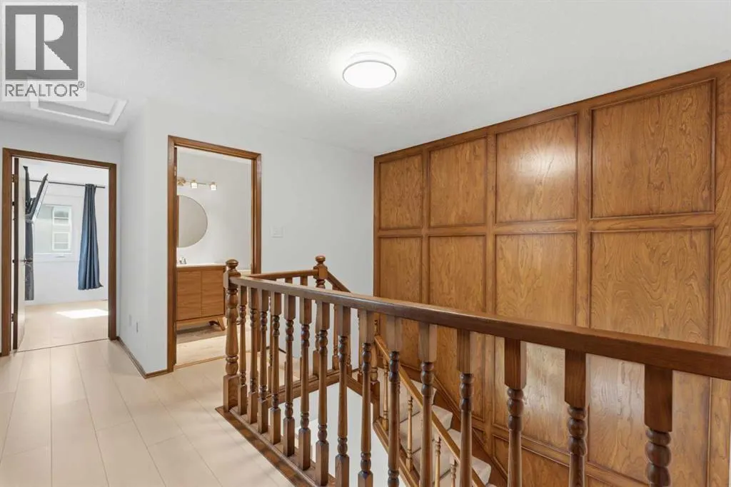 821, 860 Midridge Drive SE