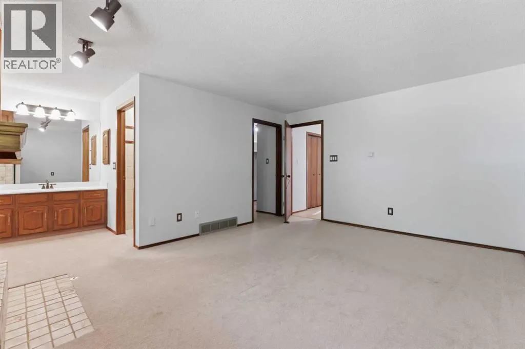 821, 860 Midridge Drive SE
