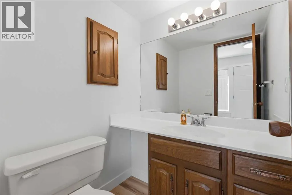 821, 860 Midridge Drive SE