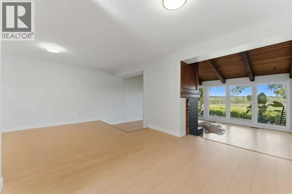 821, 860 Midridge Drive SE