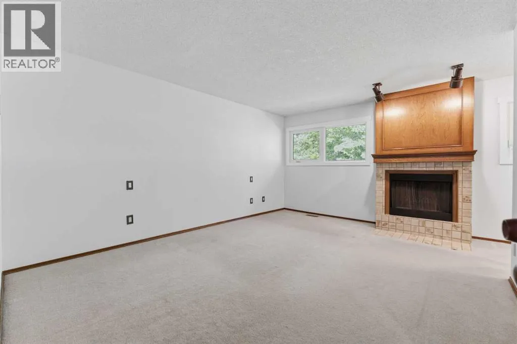821, 860 Midridge Drive SE