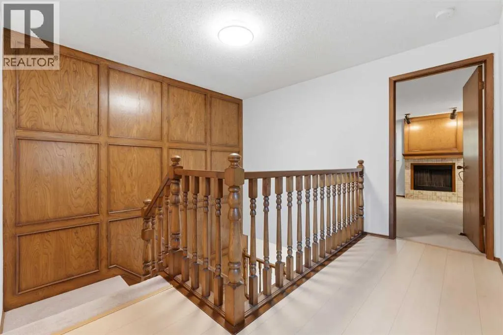 821, 860 Midridge Drive SE