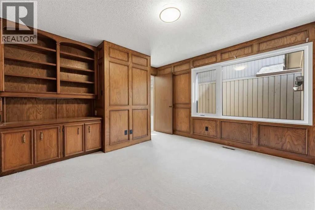 821, 860 Midridge Drive SE