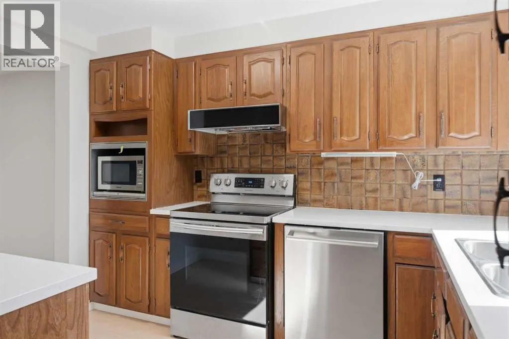 821, 860 Midridge Drive SE